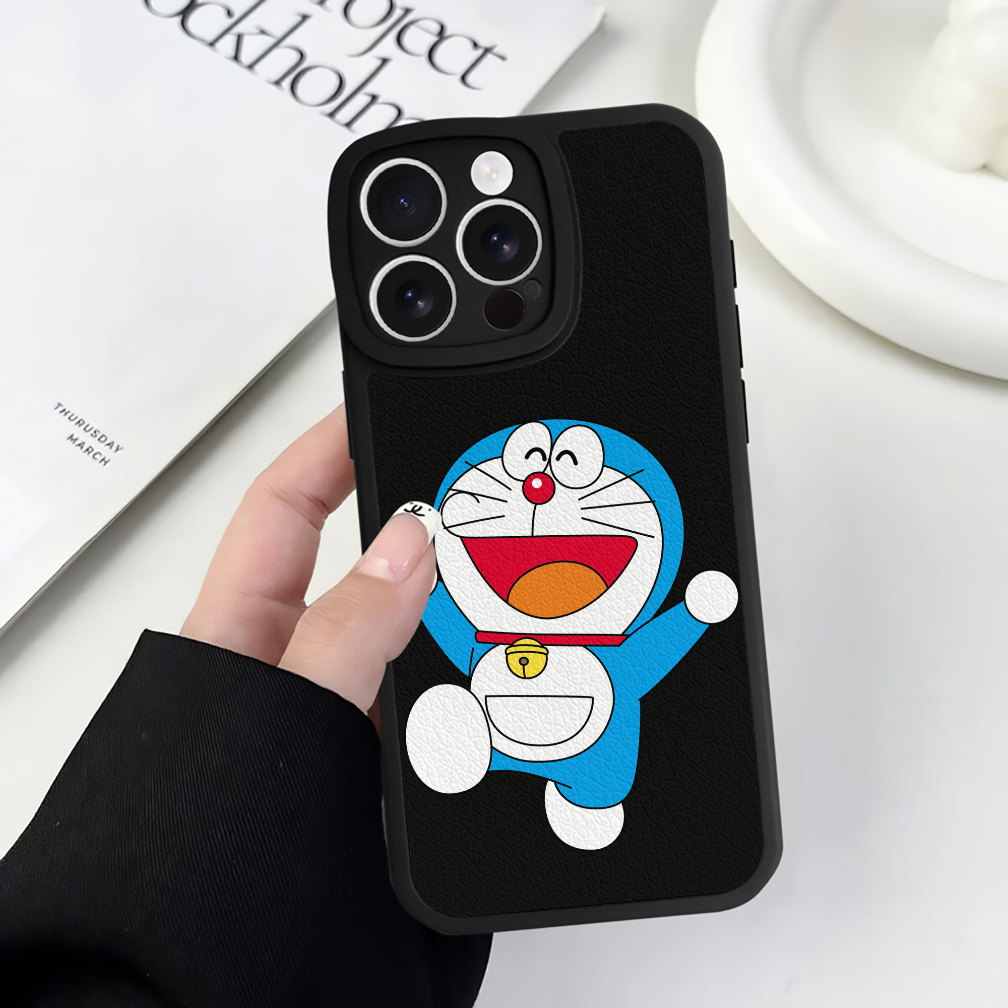 （画像用） ドラえもん Doraemon 【iPhone 16シリーズ対応】シリコンスマホケース（レザー調） 材質：シリコン